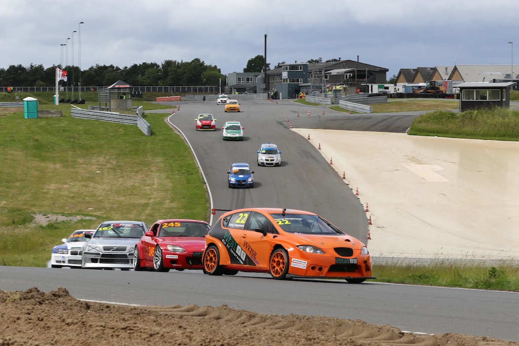 Tino Vang Jørgensen var ligeglad med om det var tørvejr eller regnvejr. Den orange Seat Leon Supercopa lå i front gennem hele weekenden.
(Foto: JJ Media)
